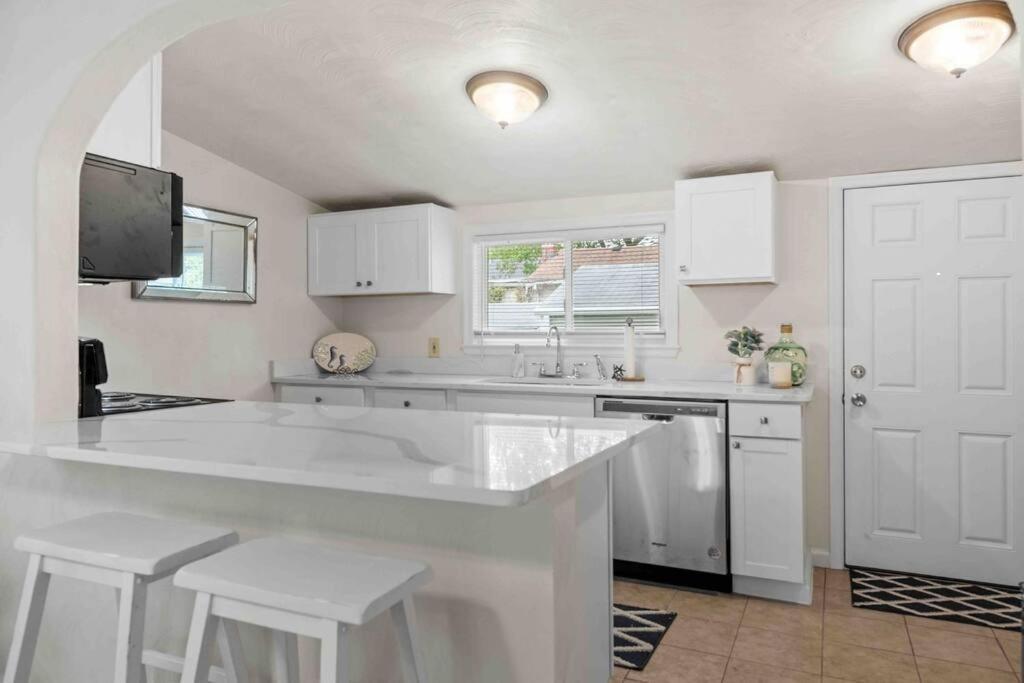 Beach Bungalow - 1 Block To Beach - Pets Welcome! Norfolk Eksteriør billede