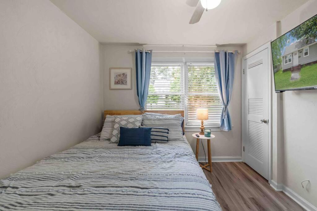 Beach Bungalow - 1 Block To Beach - Pets Welcome! Norfolk Eksteriør billede